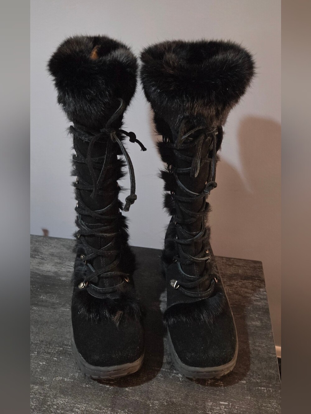 BearPaw Size 7 Black Lace-Up Fur Trim Boots